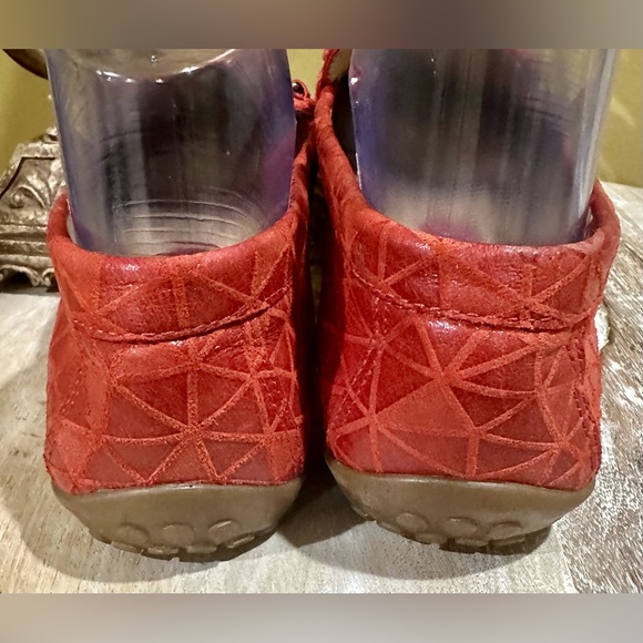 EUC Vaneli Red Leather Driving Loafer. Excellent pre-owned condition. Size 8.5 - Picture 6 of 9